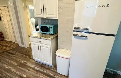 Glen Carbon Cottage | Charming 2-bedroom house facing bike trails in Downtown Glen Carbon