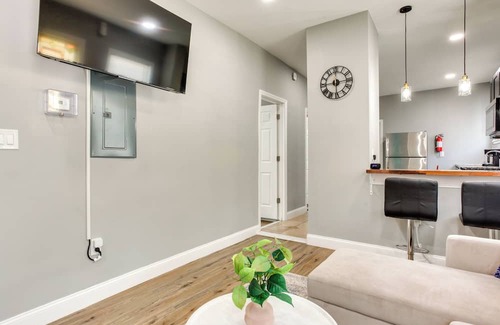 Elizabeth Apartment | Convenient Elizabeth Apartment w/Private Balcony!