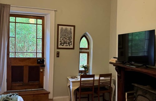 Upper Wakefield Cottage | This quaint and elegant cottage is your retreat in the heart of charming Auburn!