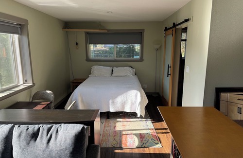 Ashland Apartment | Getaway on Mountain Avenue