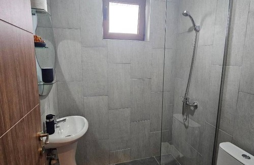 Vardar Region Apartment | Triple Room with Mountain View - Arаbeska Family Winery & Apartments