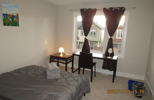 Ottawa Division House | Chic Urban Retreat: 4 Bedroom &3.5 Bath w/Parking+Kitchen & Self Check-In-Kanata