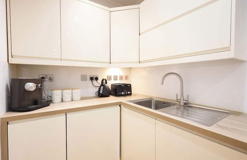 Bristol Old City Apartment | City Centre, Spacious, Ensuite, Smart TV, Sofa Bed