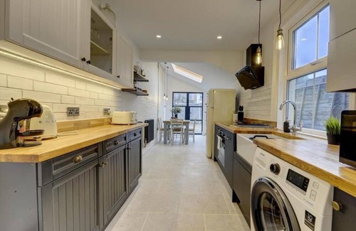 Bedford Apartment | Elegant 2-Bed house with WiFi in Central Bedford