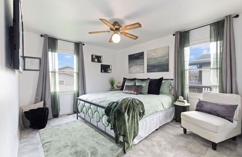 Country Club Hills House | Escape to The Hills: Spacious 3-Bed Retreat with Family & Game Rooms - Sleeps 8!