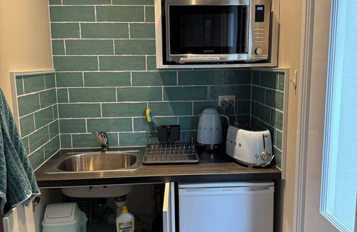 Mornington Apartment | Beachside - 1 min walk to Mills Beach, 9 min walk to Main Street MORNINGTON