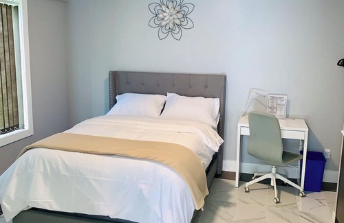 Saanich West Apartment | Cozy Bachelor Suite with Full Kitchen + Free Parking