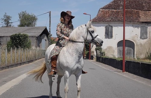 Carresse-Cassaber Bed & Breakfast | Les chambres de Lily, chambre d'hôtes atypique