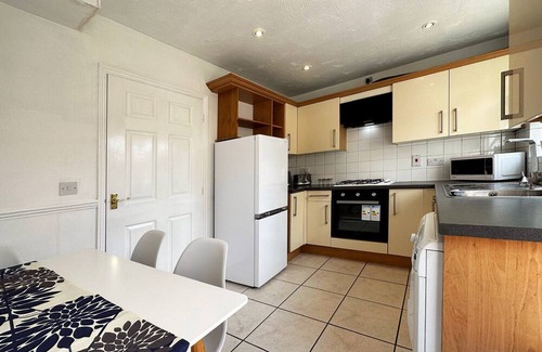 Stevenage House | K Suites - Cozy 2 bed House w/free parking