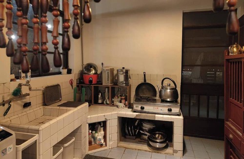 Fengshan District House | 親手修復的歷史眷村小屋，帶有熱水大浴缸復古套房，住在歷史保存區中，3分鐘到擁有260年歷史廟宇，5分鐘到熱門美食區