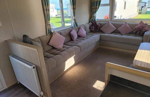 Tunstall Ski Chalet | Budget 3-Bed Caravan in Tunstall, Hull