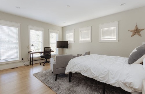 Lakeside House | Amazing beach house with guest house, pool, walk to beach