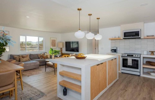 Joshua Tree House | Basketball Pickleball Pool Spa Sauna Cinema