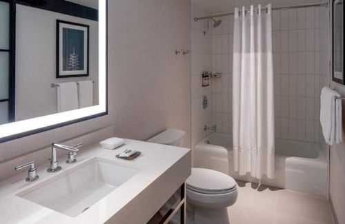 Financial District Apartment | Queen Room Near CenturyLink SAN