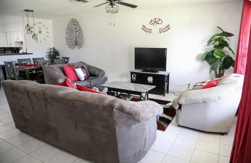 Bahama Reef House | Spacious 3 Bed -Central location