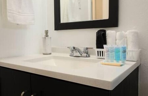 Sunrise Acres House | Comfy Duplex Home | Luxe Modern Family Friendly