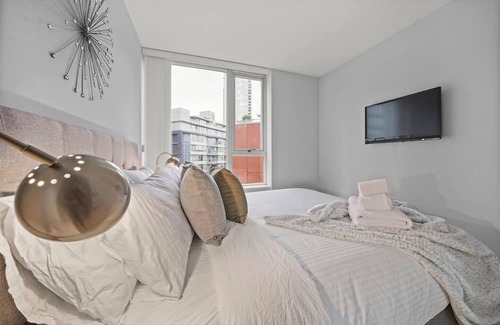 Crosstown Apartment | Modern Condo with Fast Wi-Fi, Coffee!