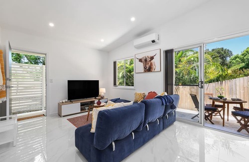 North Curl Curl Cottage | Seaside Cottage - Relaxing, quiet and private.