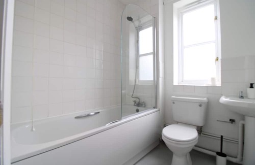 Nine Elms House | Immaculate Nine Elms Room Let!