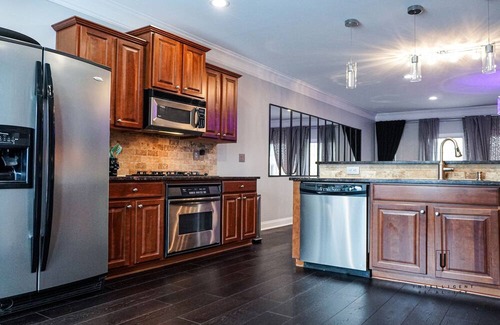 Sandy Springs House | Sandy Springs/Truist. 2 Kings. Gated. 11 miles to Lenox. 6 miles to Perimeter.