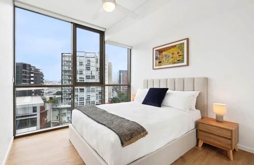 Newstead Apartment | Stylish 2-Bed with Rooftop BBQ, Pool & Gym