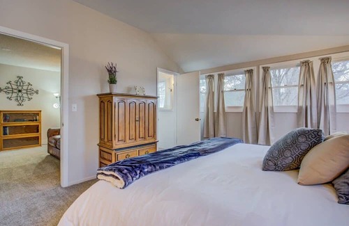 Monument House | 5BR Monument Charm | Walk to Shops & Wedding Venue