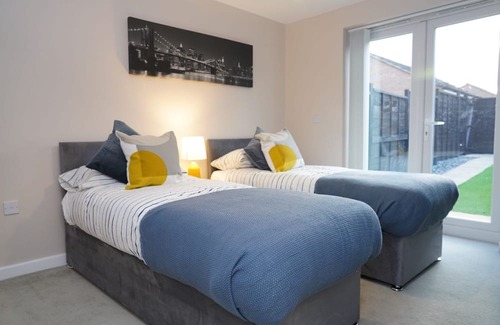 Peterborough House | Spacious 4 Bedroom House in Molyneux Square with a garden and free Wi-fi.