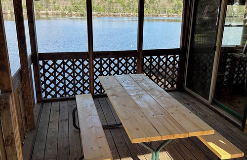 Rindge Cottage | Waterfront 2-bedroom Lake House in Rindge