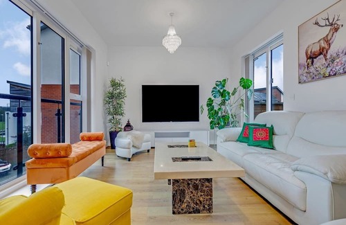 Bletchley House | Pass the Keys | Lakeview Gem Home