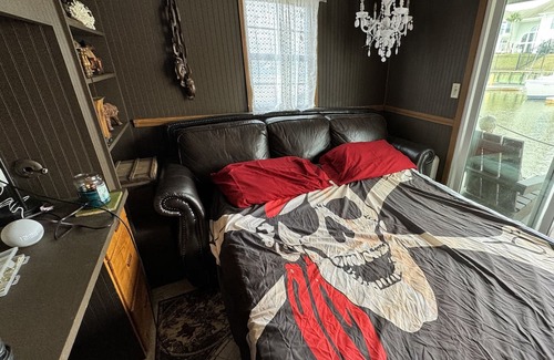 Clear Lake Shores Boat Rental | The Pirate Paradise