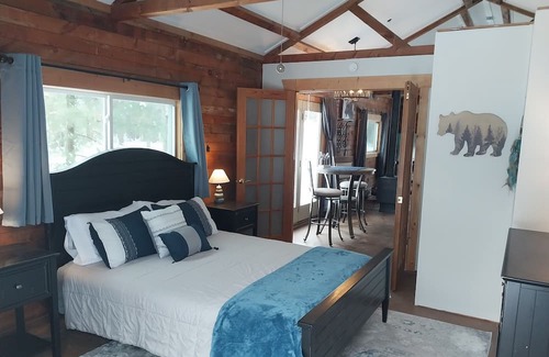 Pentwater Cabin | Cuddle up in this cozy cabin