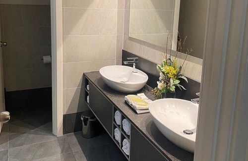 Mahogany Creek Hotel | Mahogany Inn and Distillery