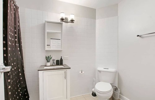 Hyde Park Apartment | Enchanting 2BR Chicago Haven with In-unit Laundry