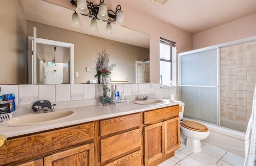 Fleetwood House | Stylish Stay in Budget in Surrey (Close to Town Centre)