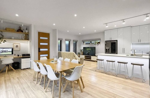 Frankston House | An Entire Modern Townhouse on Spray close to Beach & Amenities