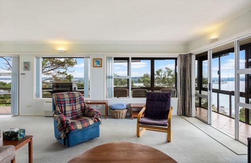 Tindalls Beach House | Harbour Retreat with sea views and BBQ