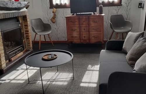 Boisredon House | Holiday Home 'La Font Des Ânes' with Lake View, Wi-Fi and Air Conditioning