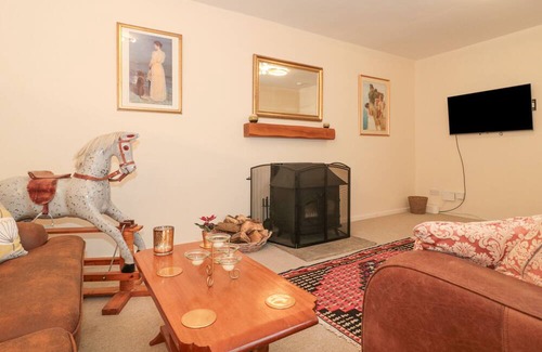 Portishead Cottage | 24 SEVERN ROAD, pet friendly, with hot tub in Portishead