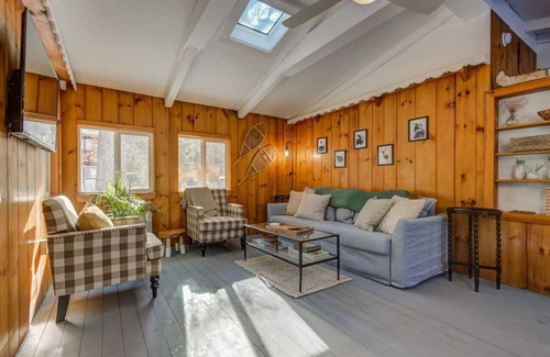 Conway Cottage | Rustic Pet Friendly Cottage w/Private Beach Access