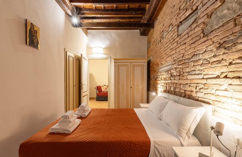 Santa Croce Apartment | SANTACROCE Nest-Hosted by Sweetstay