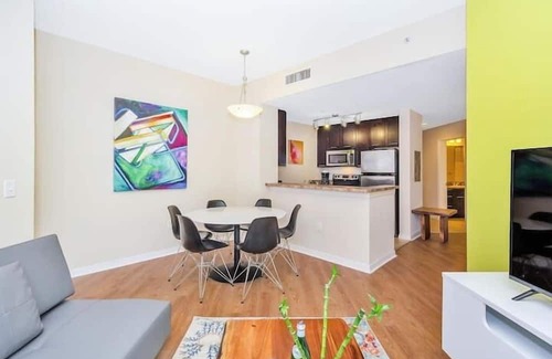 South Miami Apartment | 2 Bedroom 839831 by Houzlet