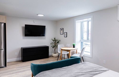 Kitchener Apartment | Trendy 1 queen bed studio Prime Downtown location!