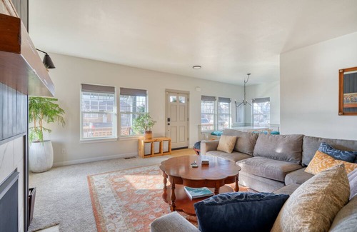 Mountain View House | High End Home In Quiet Neighborhood. King Bed, Fenced Yard, Harry Potter Room!