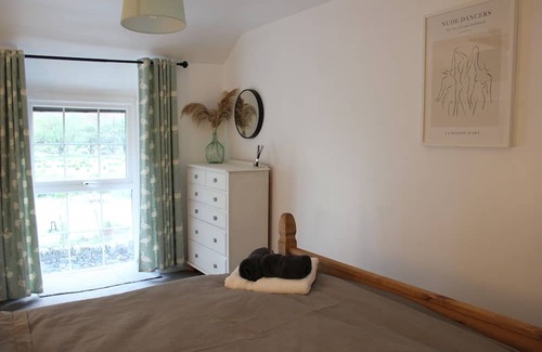 Nant Peris Cottage | Traditional Welsh stone cottage nestled within the iconic Llanberis Pass.