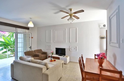Zeytinlik Villa | Villa w Pool, Garden and Patio by Beach in Kyrenia