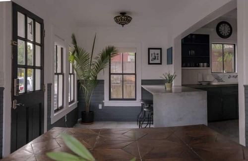 Freetown - Port Rico House | Stroll to Live Music and Dining Scene