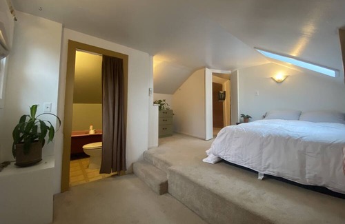 Southeast Eugene House | Unique & cozy South Eugene home, pet friendly, fenced yard, great neighborhood