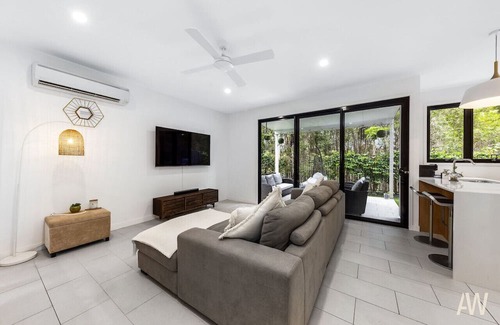 Birtinya House | 4 Bedroom Luxury Townhouse