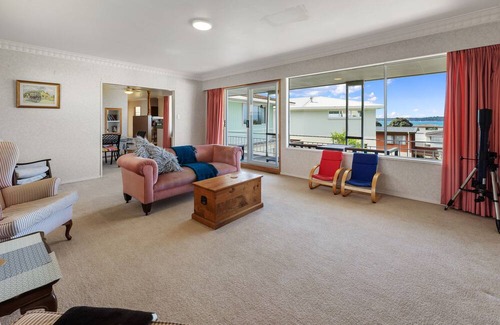 Otumoetai House | Seaviews on Seaway - Tauranga Holiday Home