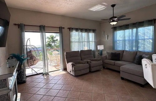French Harbour Condo | Gorgeous Family Friendly Condo